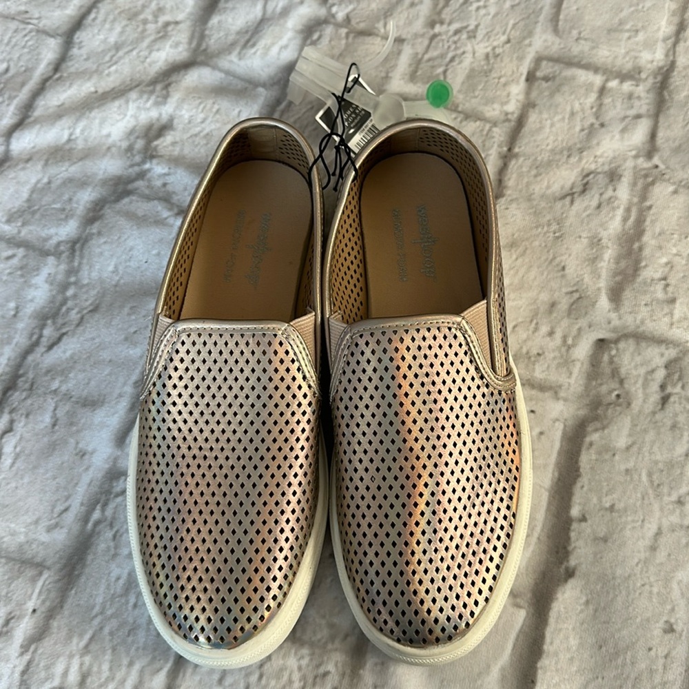 West Loop Women’s Gold and White Slip-On Shoes Size 7/8